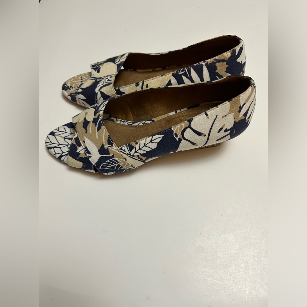 Aerosoles NWOT Size 9 Navy and Cream Floral Print Wedge Heel Open Toe Shoes